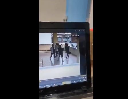  中学生|悲剧！中国中学生模仿科比美如画投篮，由于幅度过大，意外坠楼