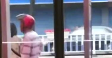  偷拍|男子闹市偷拍女孩隐私，不料全程被路人偷拍，男子：偷拍真恶心！