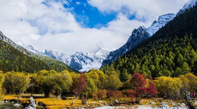  雪山|稻城亚丁—从你的全世界路过，来赴一场秋的视觉盛宴吧