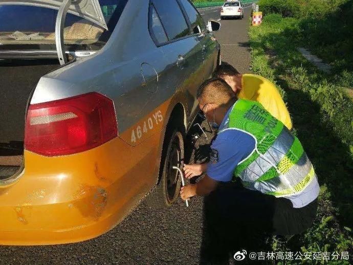  最美|交警的最美瞬间 | 天气炎热车辆爆胎民警及时相助送“清凉”