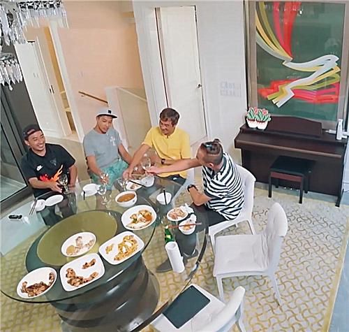  吃饭|陈小春请好友吃饭，有谁注意饭桌上吃的饭？打脸半个娱乐圈