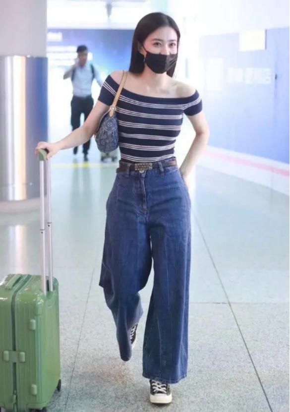  上衣|徐璐真挺瘦，荷叶边上衣配牛仔裤造型“松垮垮”，纤细腰身好吸睛