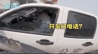  开车|摩托车小哥拦停质问违规开车交警，警方已通报