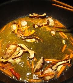 朋友|炒面时别直接下锅,多做一个步骤,面条不粘更有嚼劲,一盆不够吃