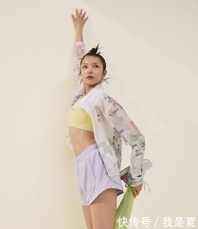  眼线|她是国模“精灵脸”代表，穿黄色运动背心加短裤，眼线抢镜