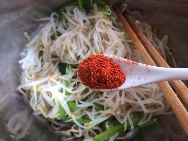  不到|夏天豆芽凉拌着吃，清凉爽口，一盘菜成本不到2块钱，全家人吃