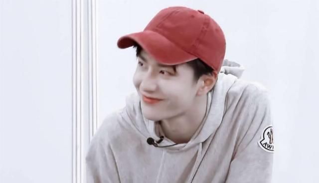  街舞|《街舞》王一博与布布battle，迅速学会小绝招，膝盖却承受不住了