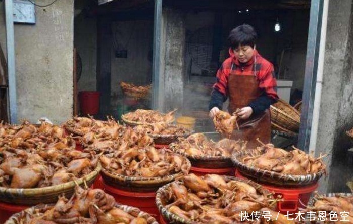 手艺|大娘卖“老手艺”小吃,20元一只,吆喝都不用,半天能卖上千只