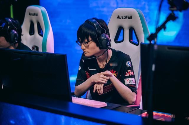  赛后|IG赛后采访狂秀恩爱？宝蓝在旁吃尽狗粮，这个MVP拿的有点“痛”