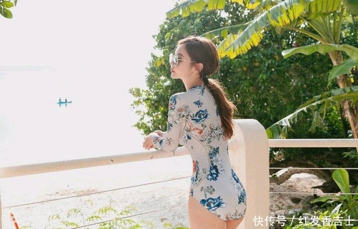 紧身|街拍,美女一身紧身连衣裙,身材丰满,迎面走来,很性感!