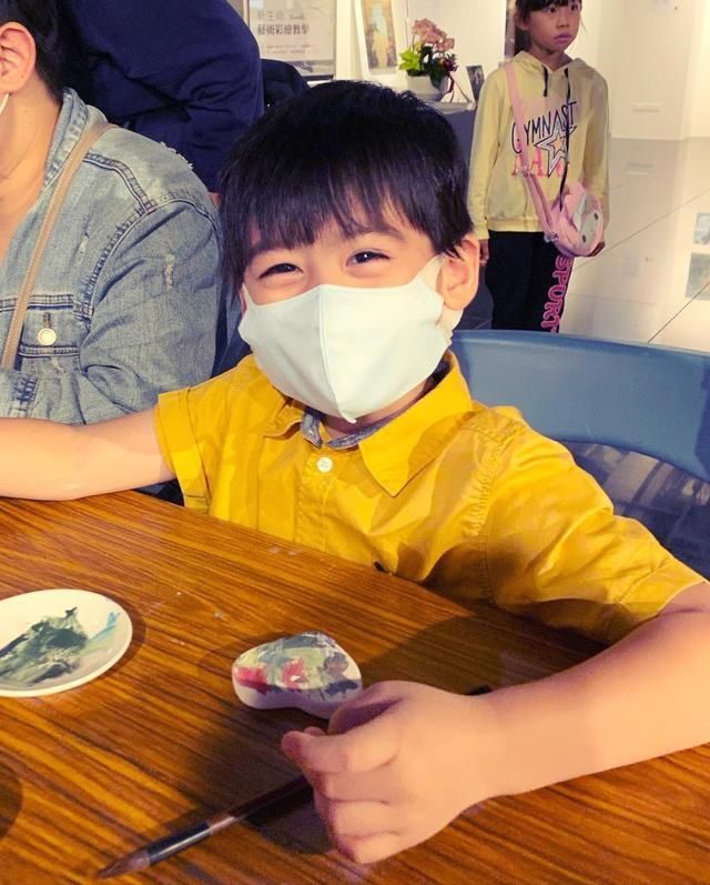 陈若仪|林志颖妻子陈若仪首晒双生子正面照，眼睛弯弯调皮可爱超像小志