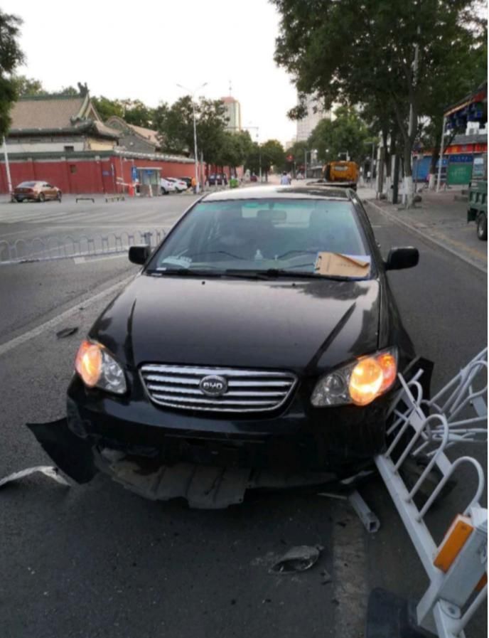  驾车|惊险丨银川男子驾车逆行肇事，2米栏杆穿透驾驶室！