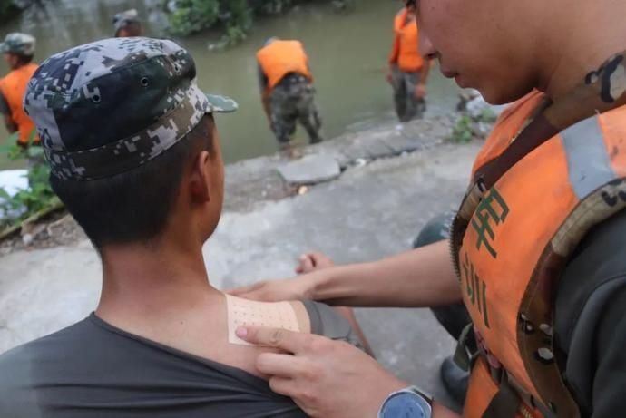  勇士|这，就是抗洪勇士们的肩膀，坚如铁、硬如钢！