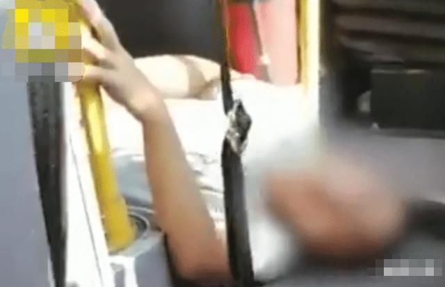 人命|公交车司机发病前靠路边停车，乘客跨过司机下车走开，无视人命！