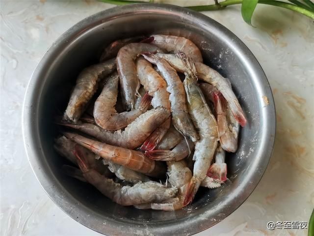 把大虾|别只会水煮大虾，教你这个做法，味道特别香，吃的虾壳都不剩
