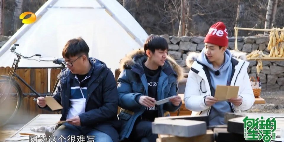 黄磊老师|黄磊浇水给院子降温,有谁看清他手中的举动?素质不是装出来的!