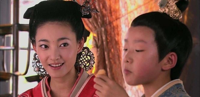 接到|母后在民间暗中产下一女，汉武帝得知后不怒反喜，将姐姐接到宫中