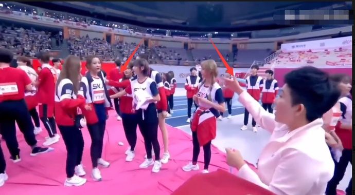  邓亚萍|《超新星》王艺瑾让邓亚萍难堪，刚戴上奖牌就自己摘下，场面尴尬