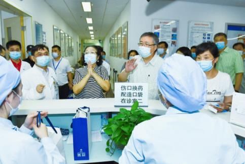 水平|就近做核酸、AI测温，上海大医院门急诊恢复到往日水平，新举措拉好“防疫线”