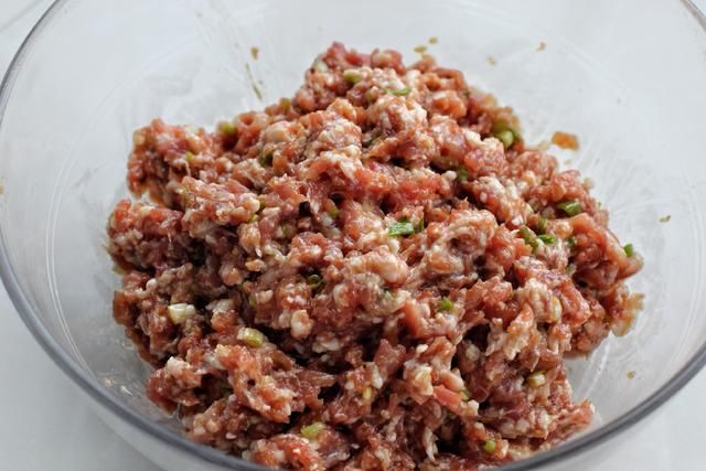  拌成|这菜虽然一股怪味儿，拌成饺子馅却鲜美无比，学会都能开饺子馆了