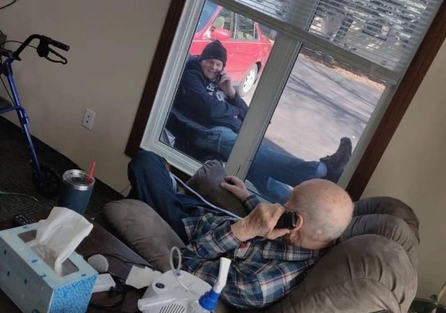  感染|母亲感染新冠后，他每天爬上医院阳台守望，偷拍照令人心碎……