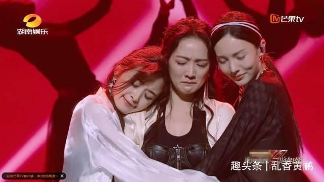 留在|《乘风破浪的姐姐》留在台上的姐姐和淘汰的姐姐连线,独独少了她