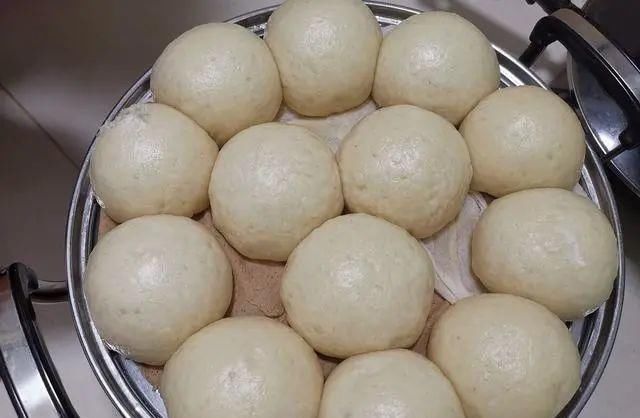 最忌|蒸馒头,最忌和面时直接加酵母,发面慢不均匀,教你正确做法