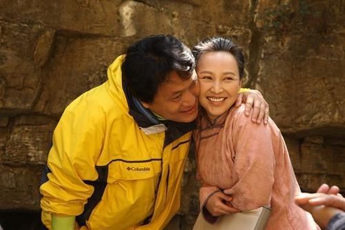 导演|19岁和导演私奔，住地下室、裸婚，4年生3胎，丈夫用7部剧捧红她