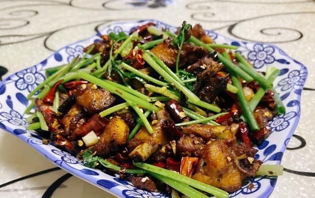 详细|川香辣子鸡,麻辣爽口超过瘾,2个鸡腿做了一大盘,附详细步骤