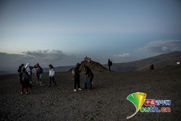  内华达|西班牙迎来英仙座流星雨 游客登上内华达山脉观看