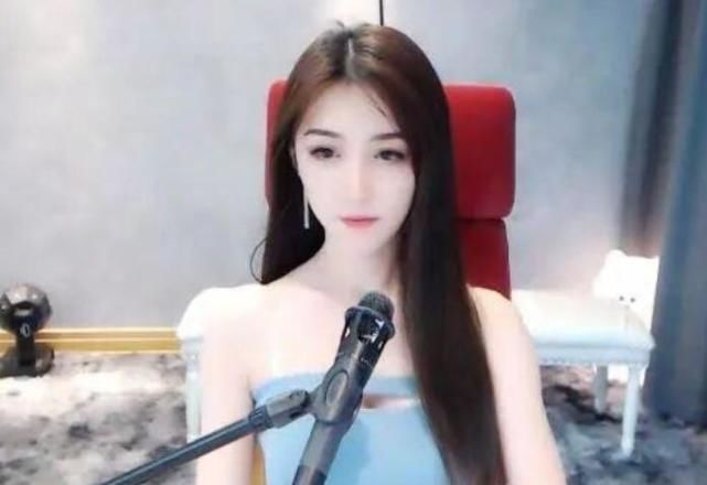 撞毁|女主播借朋友豪车,不小心出事故撞毁,直播时向粉丝要礼物修车