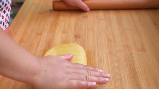  夏天|在夏天想吃饼干怎么办？用两个鸡蛋加上一碗面粉，就能做香酥饼干