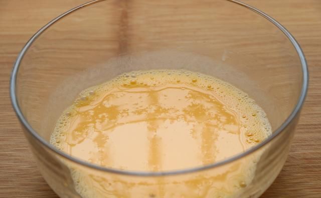  蛋白|戚风纸杯蛋糕的做法，不回缩不开裂，柔软细腻，在家做轻松搞定！