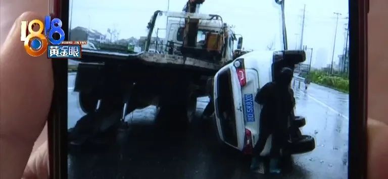 瞬间|先被追尾，接着被摔下拖车……新车瞬间变废车