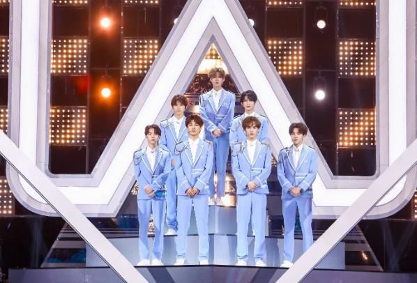  欣慰|《少年之名》李希侃C位，张艺兴表情欣慰，粉丝将会员开到四百年