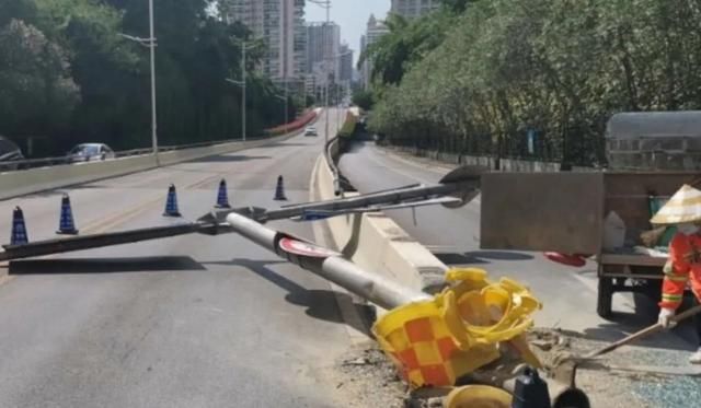  事故|突发！南宁一公交车撞上护栏，有人员受伤