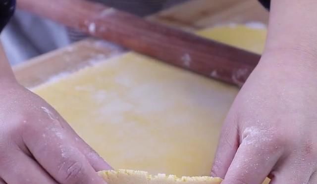  嘎嘣脆|玉米面锅巴这样做，咬一口嘎嘣脆，非常的好吃，做法特别的简单！