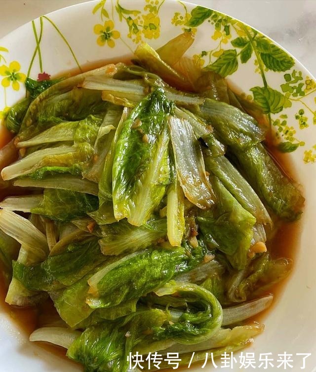  饺子|岳云鹏晒午餐，一桌子下酒菜和饺子，获7万多赞，网友真接地气