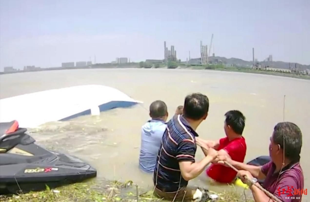 五通桥区|四川乐山一游艇翻覆,4人被困后获救 相关部门:艇只擅自驶入航道