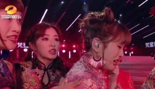  乘风破浪|《乘风破浪的姐姐》，据悉第三次公演金莎失误，小组成倒数第一