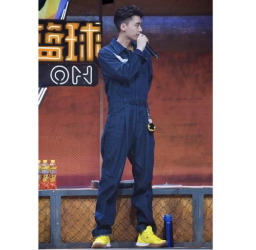 国际|初秋工装裤不会穿？刘昊然LV泼墨套装，高级又国际范十足