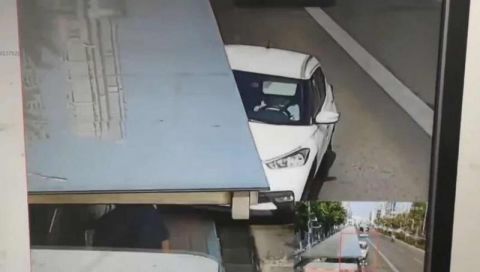 撞入|安徽蚌埠一小轿车失控撞入公交站台 致5人受伤