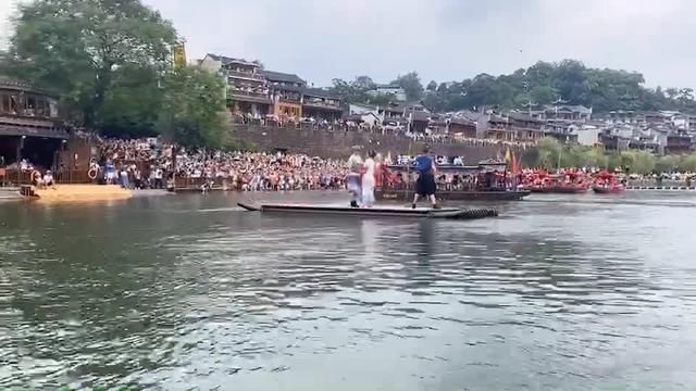 圆梦|等待90年，凤凰古城为“翠翠”圆梦浪漫水上婚礼