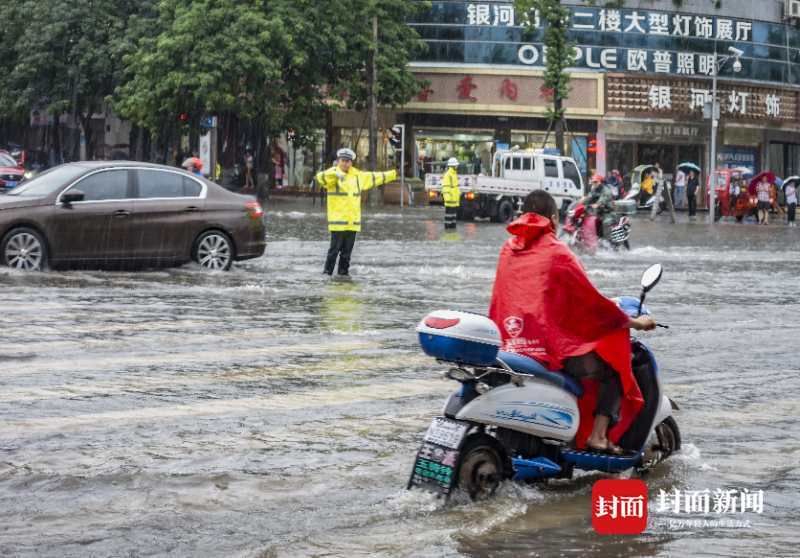 阆中|四川阆中遭遇暴雨，多条街道积水严重，多条河流水位暴涨