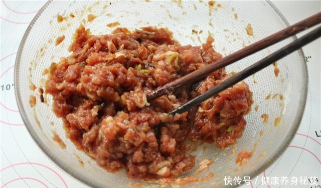 每次|秋天多给孩子做这馅的饺子,鲜美入味,每次煮一大锅,百吃不厌