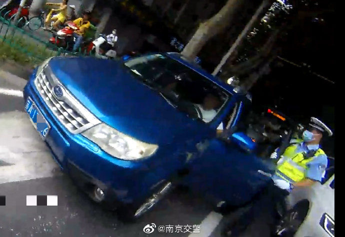 拦截|二次酒驾被吊销驾照 无证上路遇查逃跑 警民合力拦截