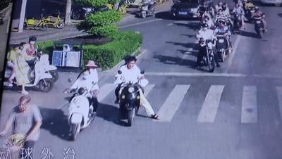 电驴|闯红灯、逆行、不按车道行驶…这些骑电驴的被交警曝光,有你吗?