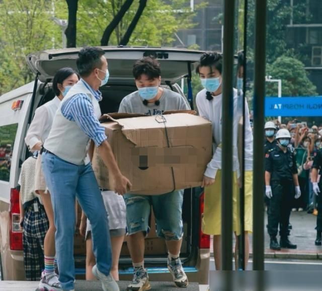  双手|同样为医护人员送餐，李浩菲双手奉上，看到杨超越姿势：没好感