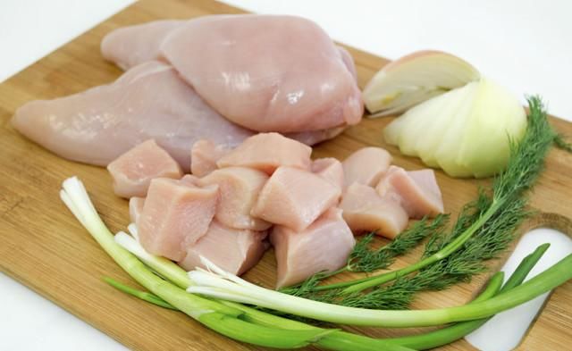  鸡肉|鸡肉焯水时，有人用沸水，有人用冷水，都不对！这才是正确方法