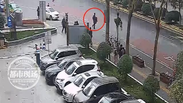 伸出|可恶！不仅在婚礼上蹭吃蹭喝，男子还向人伸出了“第三只手”